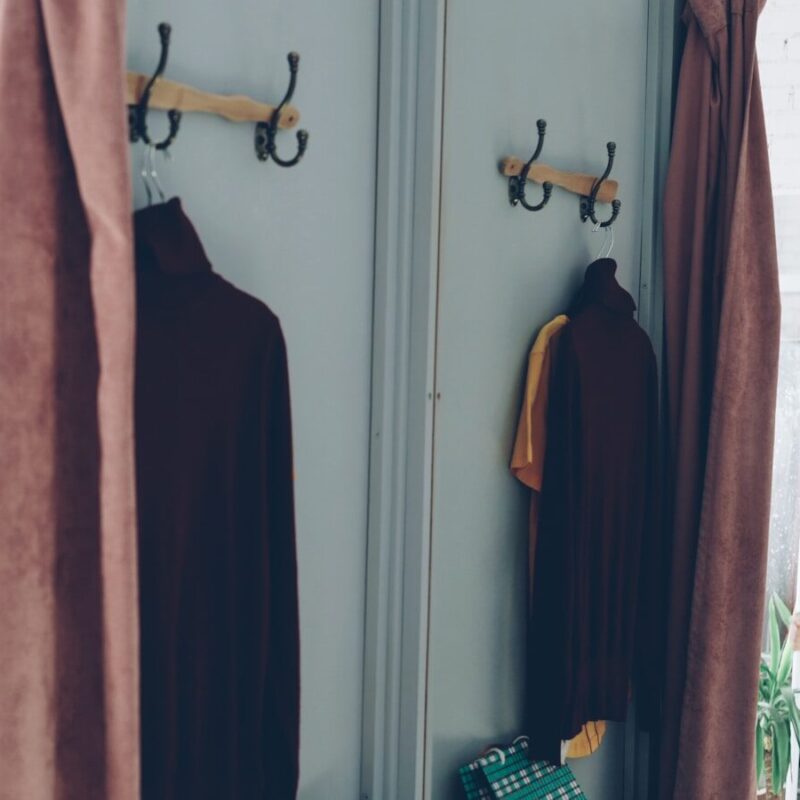 Instalación de percheros